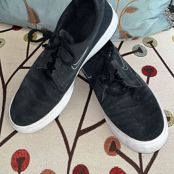 EUC MEN’S SIZE 9 NIKE SB SHANE SKATEBOARDING BLACK/WHITE SHOES - Picture 1 of 10